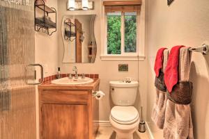 Koupelna v ubytování Peaceful Volcano Home Near National Park! + 17 fotografií