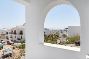 ナクソス・コラにあるNaxian Icon Luxury Residence 2の市街の景色を望むアーチ型の窓