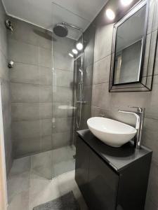 A bathroom at Your studio Athens