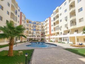 Piscina de la sau aproape de Apartments SeaPearl near the sea RedSeaLine