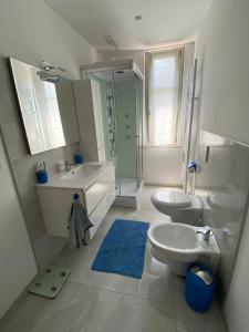 uma casa de banho com um lavatório, um WC e um chuveiro em Casa Martina em Cuneo