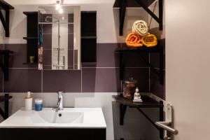 佩澤納斯的住宿－ColorPop - Netflix Wifi Tout équipé - Appart Pézenas Centre，一间带水槽和镜子的浴室