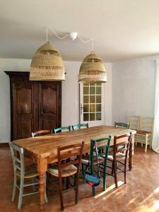 穆昂萨尔图Villa familiale avec piscine à Mouans-Sartoux的房间里的木桌和椅子
