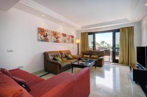A seating area at Estepona Mar Azul Aparthotel
