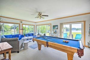 Una sala de estar con una mesa de billar. en Idyllic Waterfront Home with Game Room and Dock, en Reedville