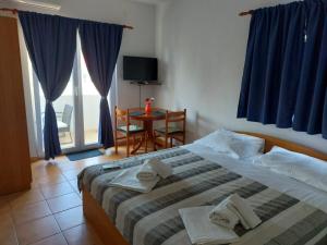 ein Schlafzimmer mit einem Bett mit Handtüchern darauf in der Unterkunft Apartments Burcul Pag in Pag