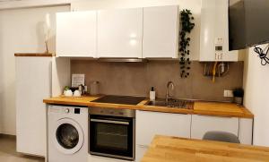 A kitchen or kitchenette at ALmare - Nice & Easy