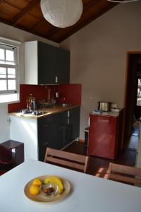 a kitchen with a bowl of fruit on a table at El Quinto Pino 3 habitaciones privadas con cocina y baño compartidos in Las Indias +51 photos