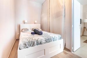 1 dormitorio con 1 cama con marco blanco en Charmant Appartement en Hypercentre, en Toulouse