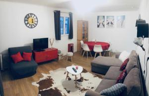 ヴァルベールにあるAppartement aux pieds des pistesのソファとテーブルのあるリビングルーム