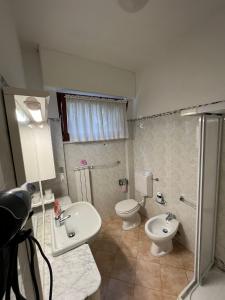 a bathroom with a sink and a toilet and a shower at casa Alexander in Marina di Massa