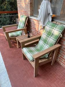 deux chaises et une table sur une terrasse dans l'établissement casa Alexander, à Marina di Massa