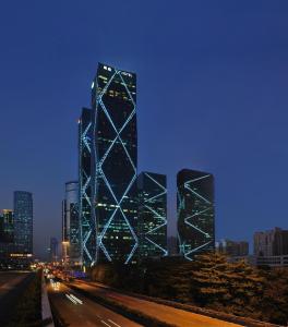 ein hohes Gebäude mit Lichtern an einer Autobahn in der Unterkunft Wongtee V Hotel in Shenzhen