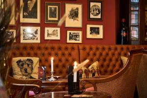 ein Restaurant mit einer Bank und einem Tisch mit einer Kerze in der Unterkunft Hotel van Bebber in Xanten
