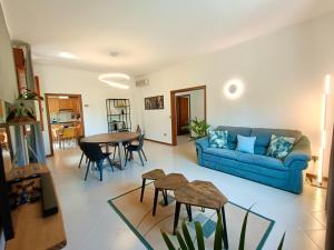 un soggiorno con divano blu e tavolo di Residenza Palmina a Rimini