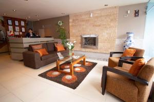 un soggiorno con due divani e un camino di SM Hotel a Lima