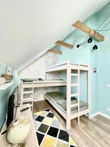 a bunk bed in a room with blue walls at AROMA DĘBKI Całoroczny prywatny dom na zamkniętym osiedlu. in Dębki