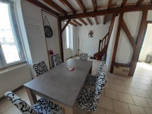 una sala da pranzo con tavolo e sedie di Gîte Les Grandes Vacances à Morée 41 a Morée