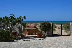 アルカモ・マリーナにあるMaresole Apartmentsの海の前の鉢植えの門