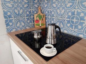- un comptoir avec une cafetière et une tasse de café dans l'établissement Vila Tomas/Sona, à San Pietro in Bevagna