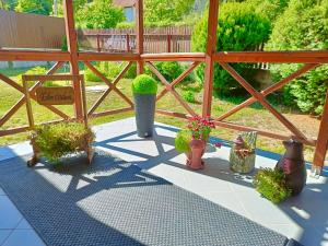 A garden outside Relax Wellness Apartman