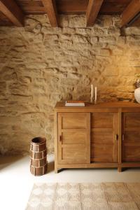 drewniana szafka w pokoju z kamienną ścianą w obiekcie Casa ROBLA 