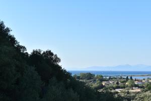 vistas al océano desde una colina en Ithaki Holidays, en Lefkada