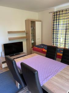 um quarto com uma mesa e cadeiras e uma cama em Private Wohnung Bunter Hund em Aalen
