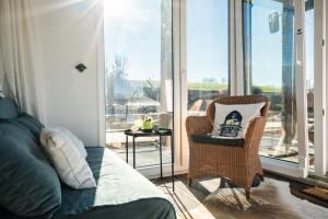 - une chambre avec un lit, une chaise et une fenêtre dans l'établissement Hausboot WILMA, à Hambourg