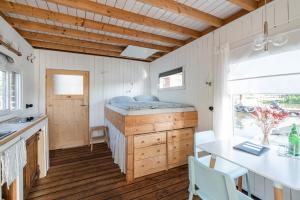 a room with a bed in a tiny house at Hausboot WILMA in Hamburg