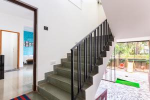 een trap in een huis met uitzicht op de tuin bij Casa De Mor Villa with Pool in Anjuna