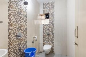 een badkamer met toilet en wastafel bij Casa De Mor Villa with Pool in Anjuna