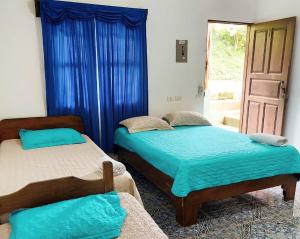 מיטה או מיטות בחדר ב-Restaurante y cabinas Sudy