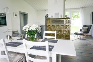 a dining room with a white table with white chairs at Ferienwohnung Nina in Egestorf