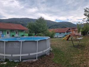 Nespecifikovaný výhled na hory nebo výhled na hory při pohledu z penzionu