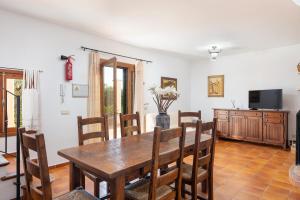A television and/or entertainment centre at Can Rafelino, pool and relax