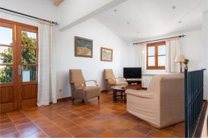 A television and/or entertainment centre at Can Rafelino, pool and relax