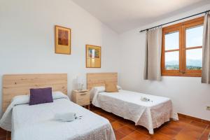 A bed or beds in a room at Can Rafelino, pool and relax