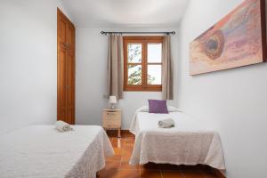 A bed or beds in a room at Can Rafelino, pool and relax