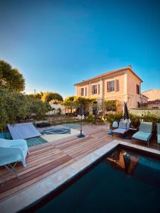 a villa with a swimming pool and a house at La maison Gerval in Bédoin