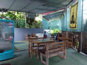 Restoran või mõni muu söögikoht majutusasutuses Restaurante y cabinas Sudy