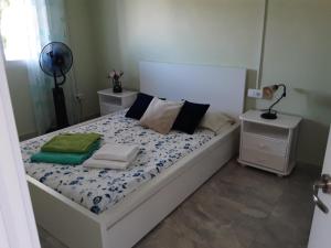 1 dormitorio con 1 cama con sábanas azules y blancas en Apartamento bella vista, en Coín