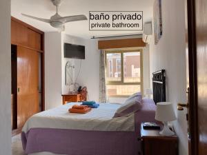 1 dormitorio con 1 cama con 2 toallas en Málaga Centro habitaciones privada en apartamento compartidos, en Málaga
