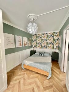 sypialnia z łóżkiem i żyrandolem w obiekcie «La Petite Escapade à Deauville» PLACE MORNY w mieście Deauville