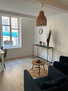 a living room with a couch and a table at Nouveau Superbe grand T2 centre ville in Pertuis