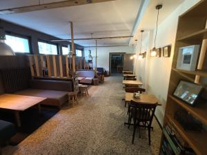 Un restaurante con mesas y sillas en una sala. en Les Bois de Malaguet - gite d'étape et de séjour, en Monlet 50 fotos más