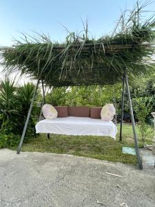 um sofá debaixo de um gazebo em Villa with Garden em Perea