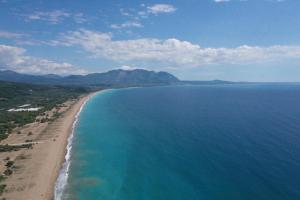 una vista aerea su una spiaggia e sull'oceano di Diamond Giannopoulos Elea Apartments a Kyparissia