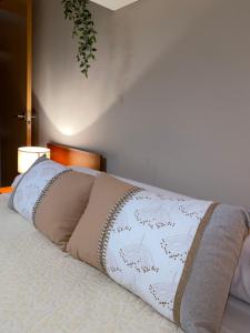 un letto con una coperta sopra di Robles home a Málaga