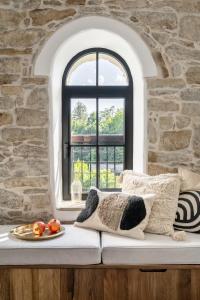 a window with a plate of fruit on a bench at Bridges Residence in Veliko Tŭrnovo